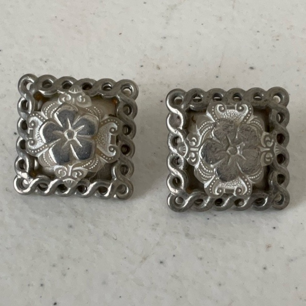 🌺$3.00 must bundle 🌺Silver Tone Floral Earrings